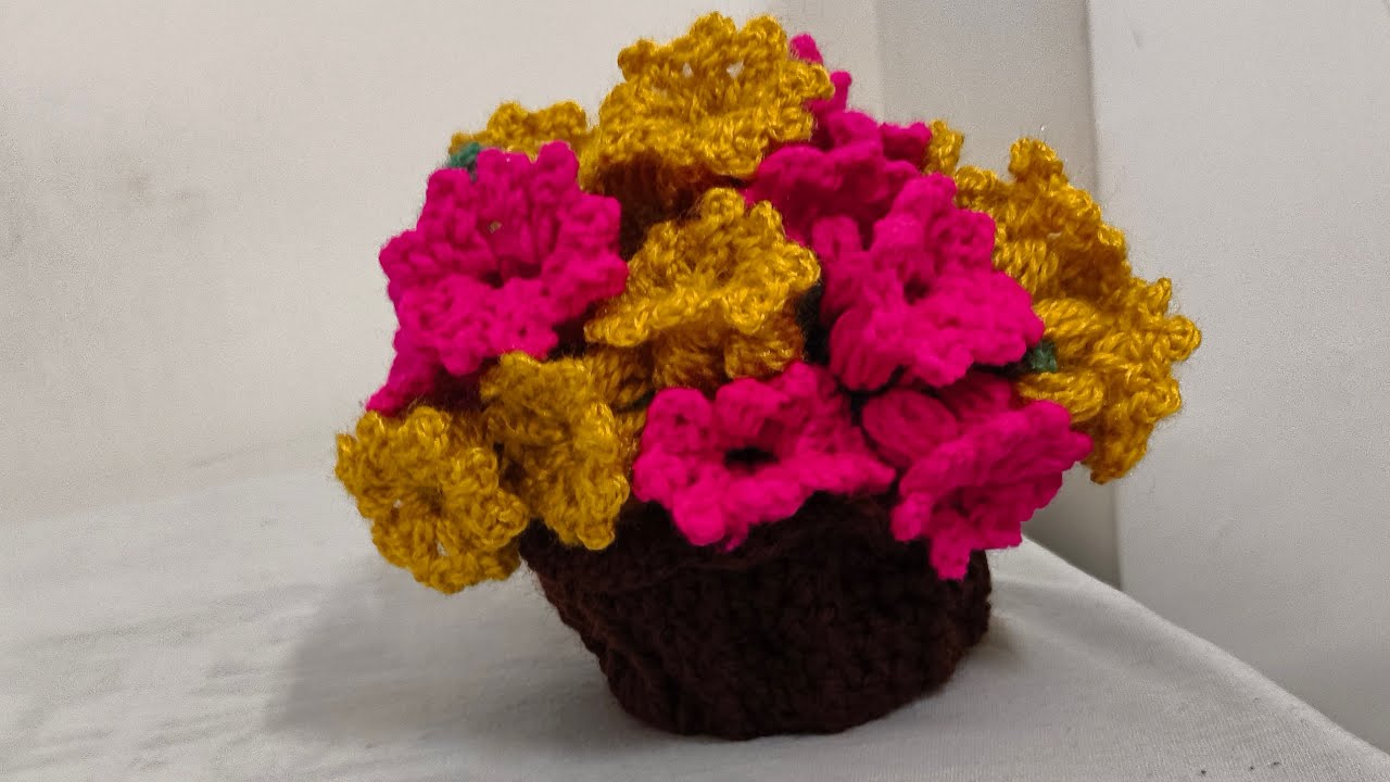 How to crochet this beautiful flower decoration piece/क्रोशिया से बनाएं ये सुन्दर गुलदस्ता 
