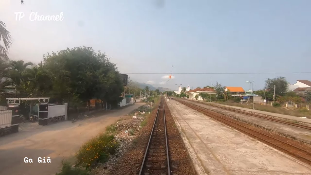 GÓC NHÌN TỪ ĐẦU MÁY | NGẮM CẢNH ĐẸP KHÁNH HÒA TRÊN HÀNH TRÌNH TÀU SE8 TỪ GA NINH HÒA ĐI GA GIÃ