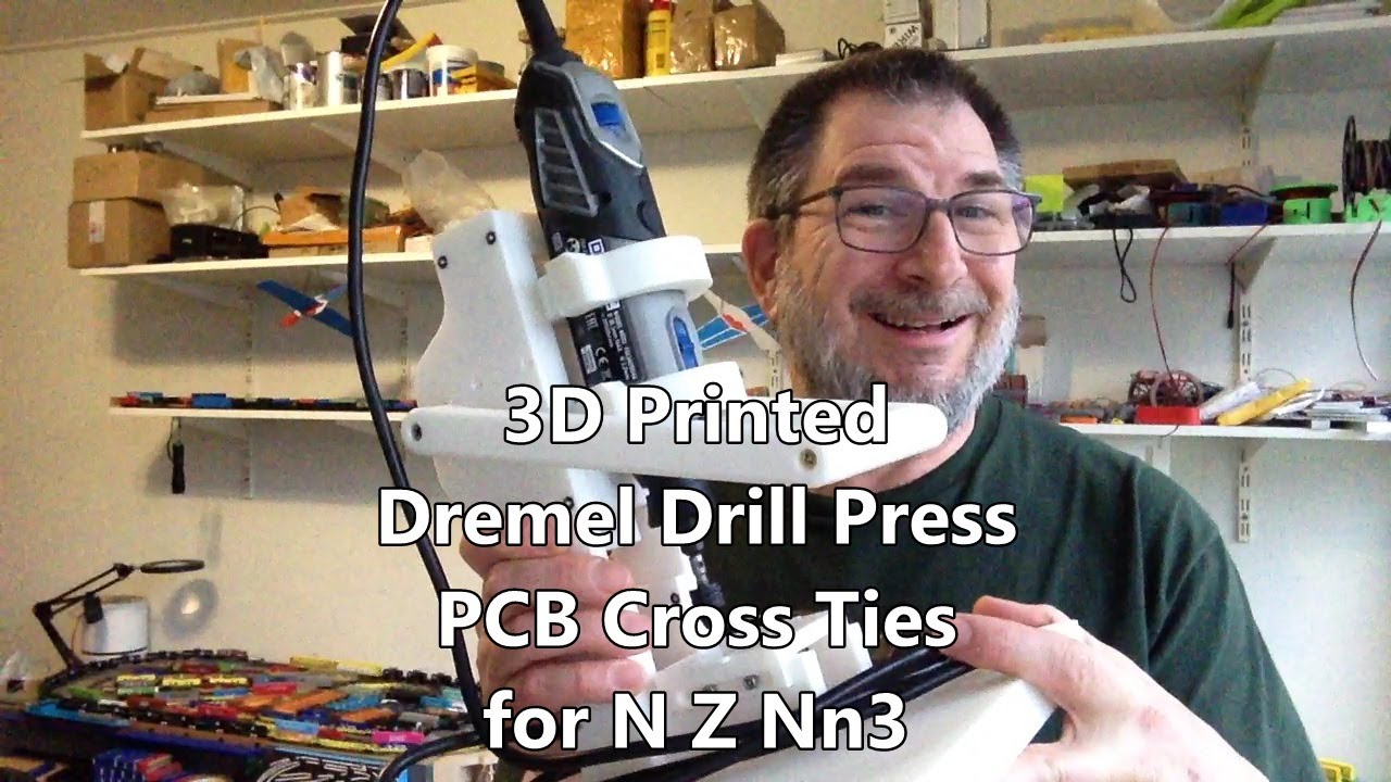 Сверлильный станок для печатных плат Dremel с регулируемым столом, изготовленный на 3D-принтере.