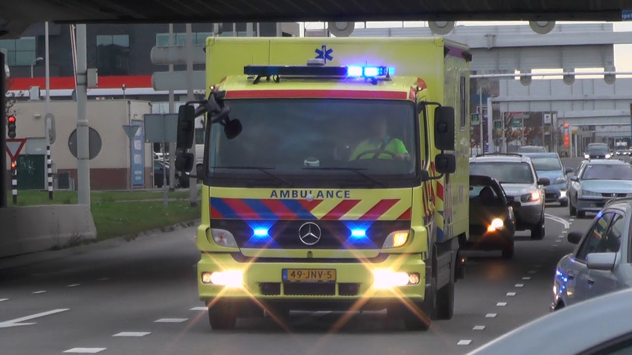 A1, MICU [Mobile Intensive Care Unit] 08-301 Nijmegen naar Isala Klinieken en Radboud UMC