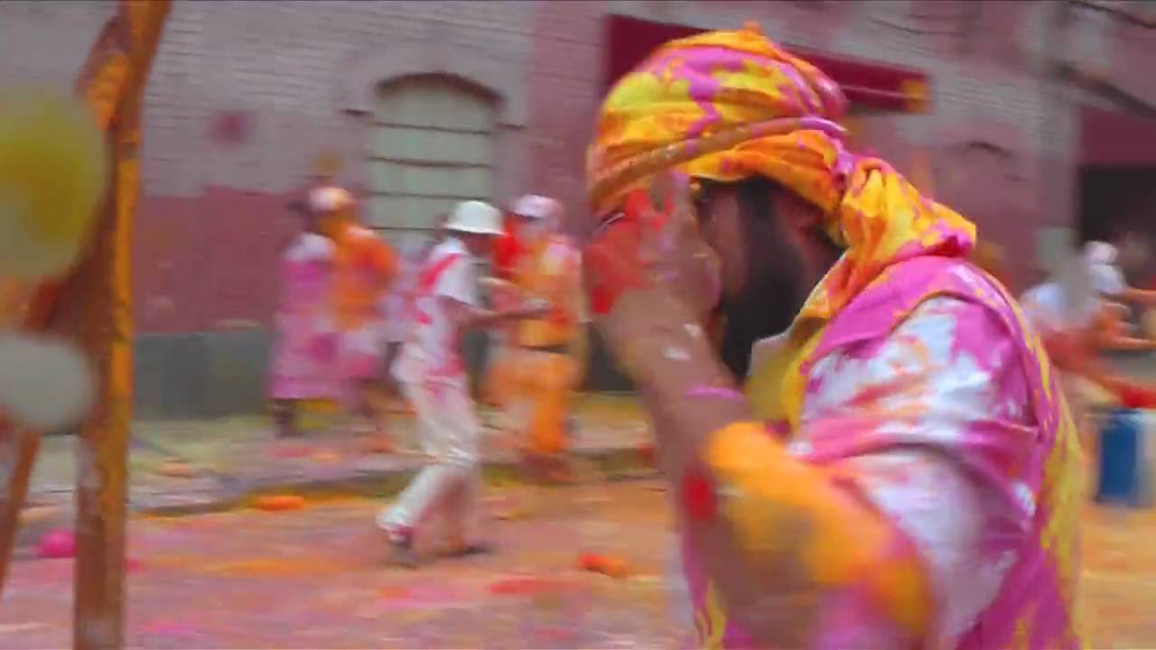 Massive paint fight for Samsung Corby