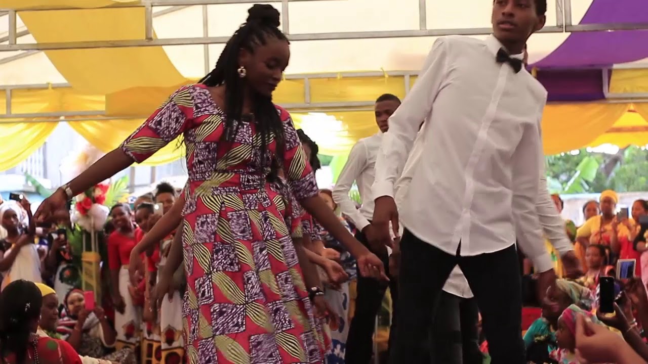 Chorégraphie d groupe Tsara Mandrosso au Manzaraka de  Mme Fatima Ahmed et Mr Anrichidine