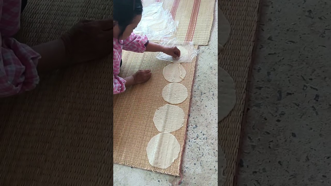ทำข้าวเกรียบหรือข้าวโป่งไว้ทำบุญที่จะถึง