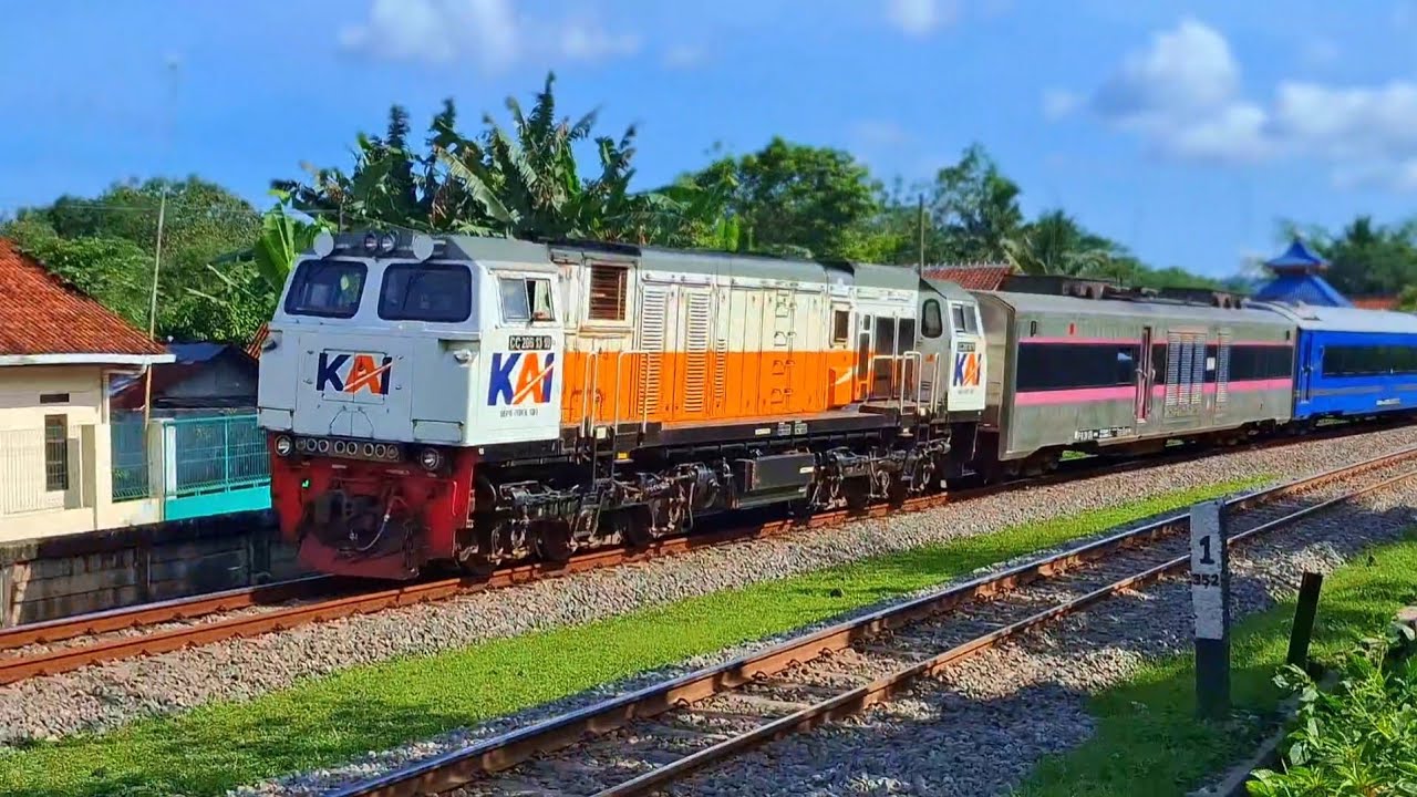 KERETA API PANJANG‼️ HUNTING 30 KERETA API NGEBUT DI PERLINTASAN MENIKUNG
