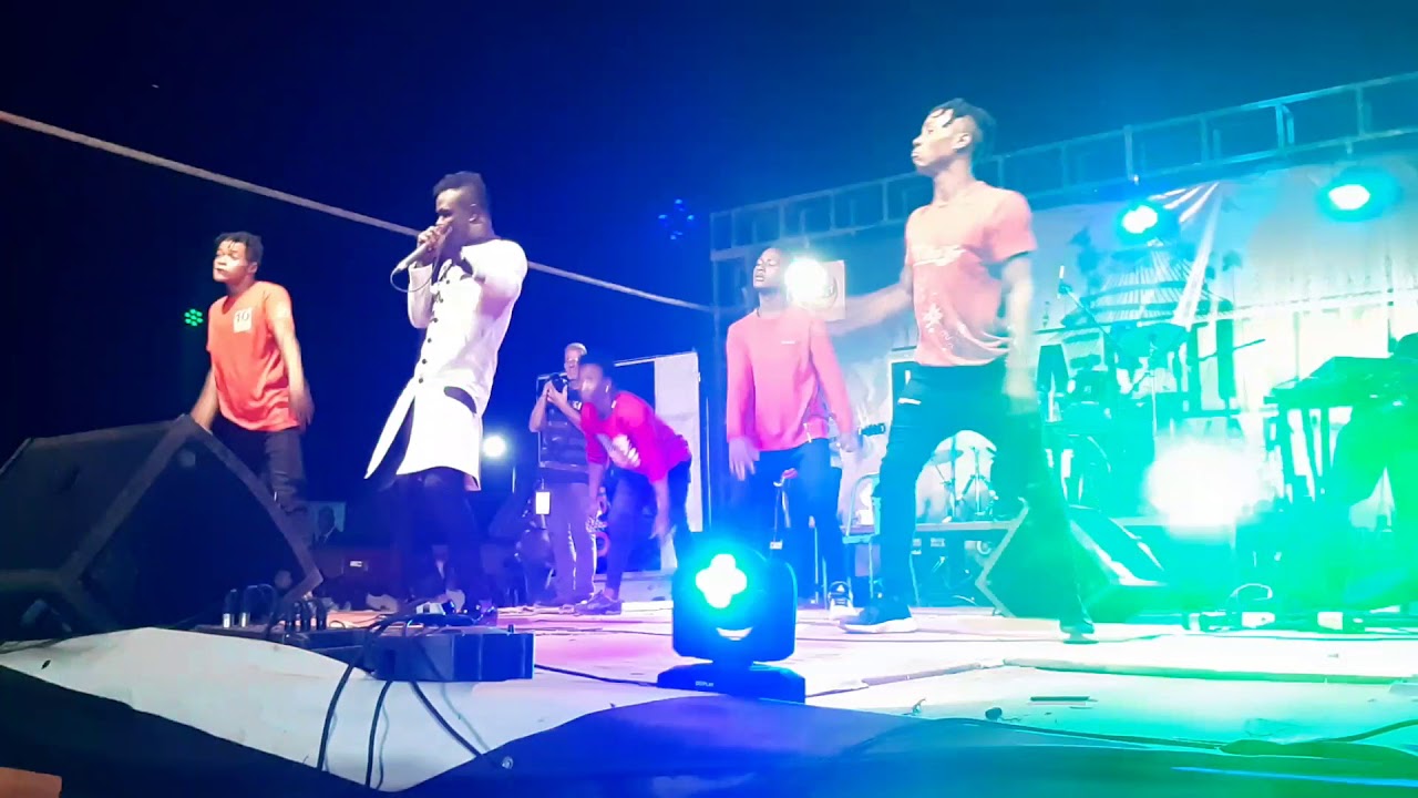 SOFIANO LE CHAO en prestation live au Festival Baba village