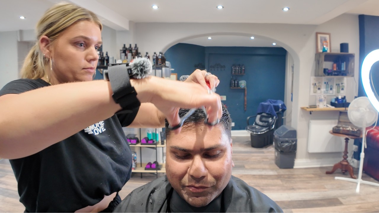English 🇬🇧 Lady Barber MADE me REALLY FEEL [ASMR] in haircut