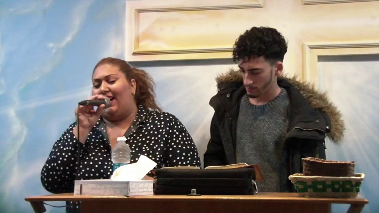 Hermana Trini, Rafa y Ransy de Castellón cantando en la Iglesia del Poligono de Castellón