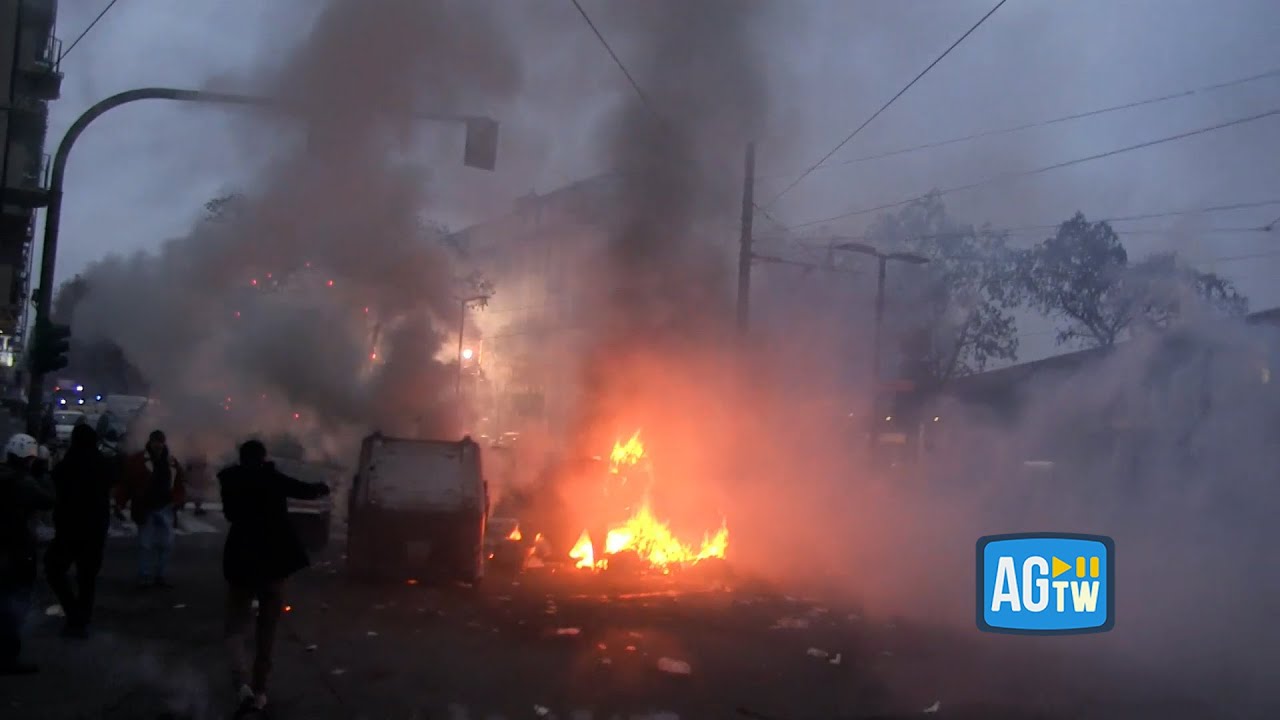 Torino, cassonetti in fiamme e lanci contro la polizia al corteo per Askatasuna