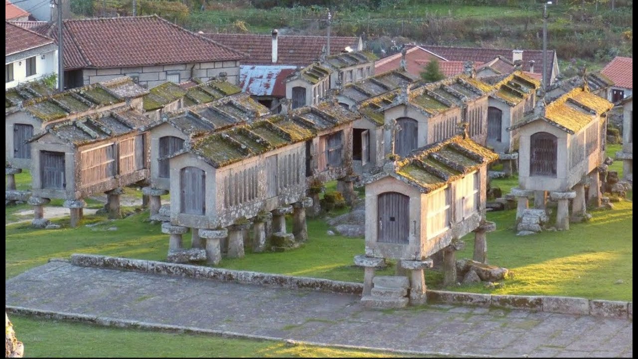 Junto ao sobranceiro castelo do Lindoso, encontra-se o maior aglomerado de espigueiros de Portugal