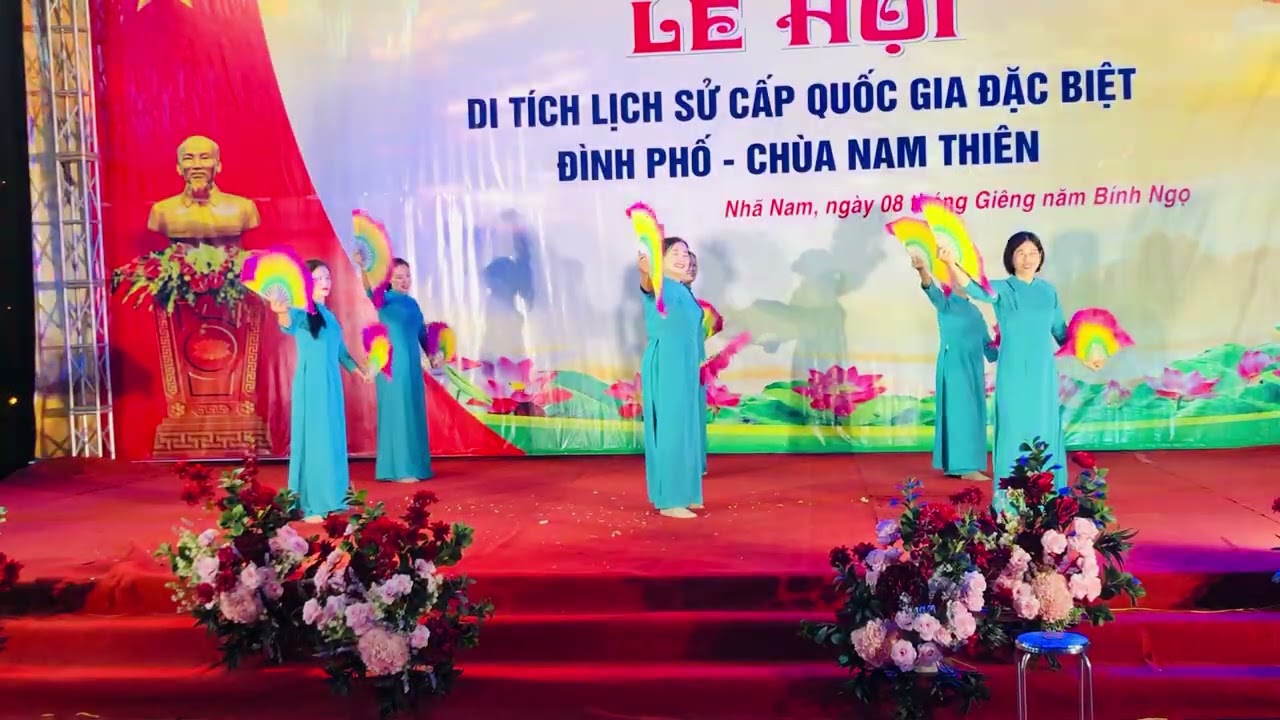 Múa non nước hữu tình do c l b v n thôn phúc thành thể hiện 