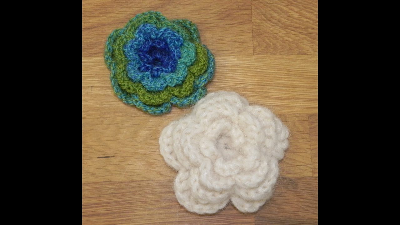 Háčkovaná kytka - brož, crochet flower