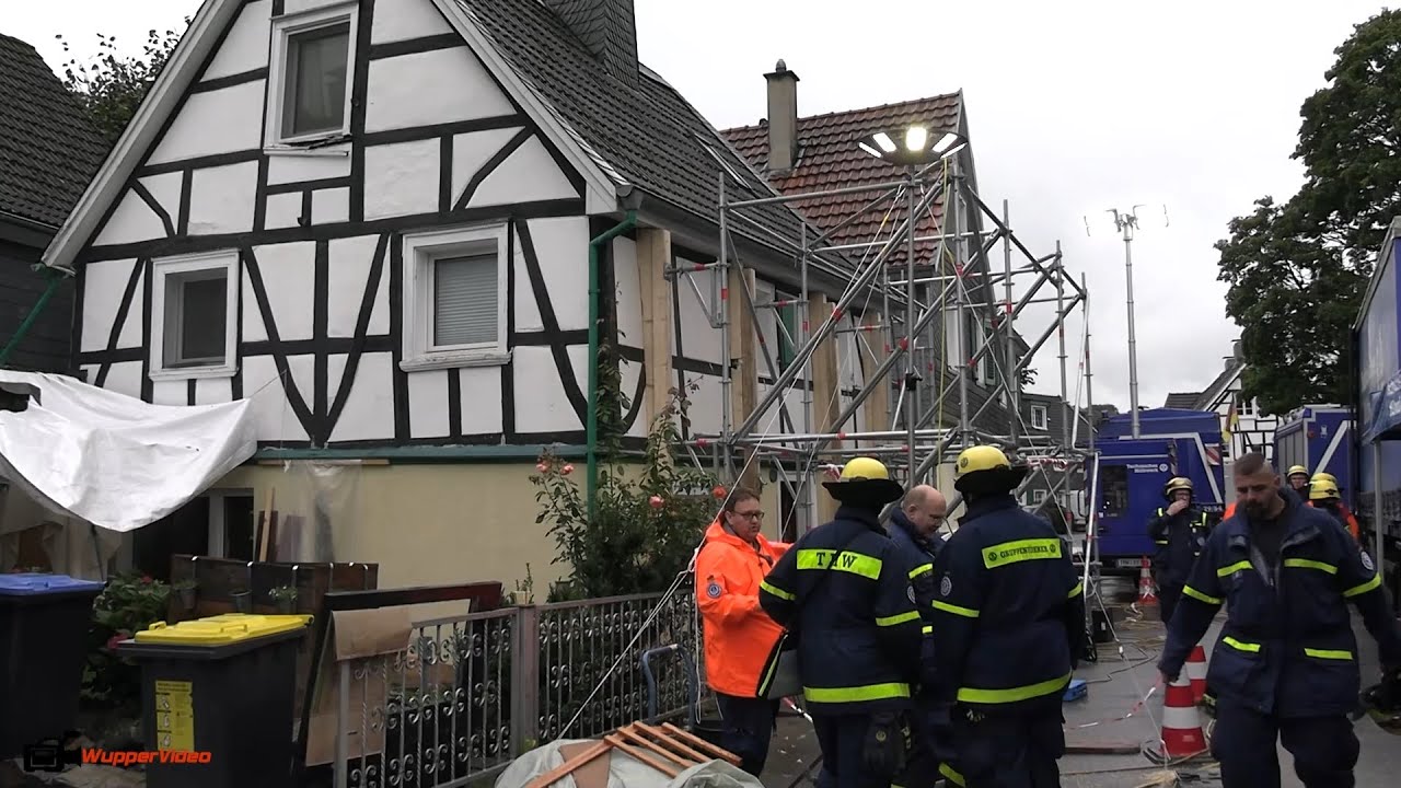 Fachwerkhaus von Hochwasser unterspült - akute Einsturzgefahr - THW im Einsatz | 28.09.2021