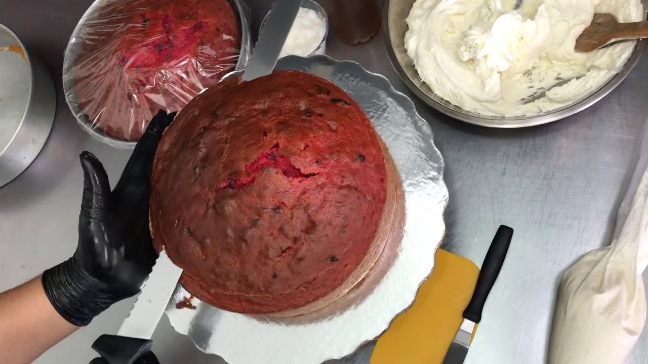 Como puedo decorar un pastel para un Cura