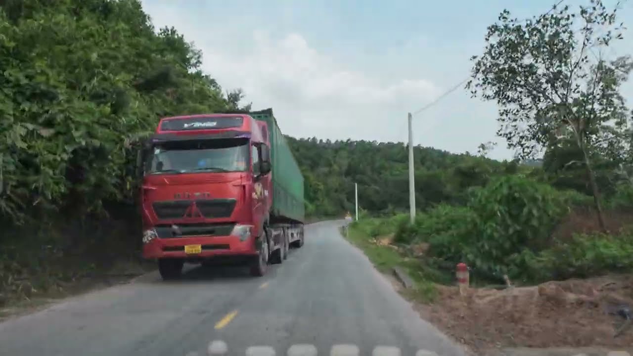 Đèo hạ my con đèo nổi tiếng là vắng người qua lại giáp ranh 2 tỉnh Bắc Ninh và Quảng Ninh 