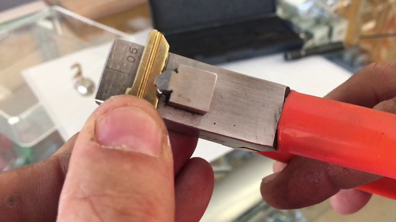 sight read & cut key with Lishi Cutter: thermostat cover lock