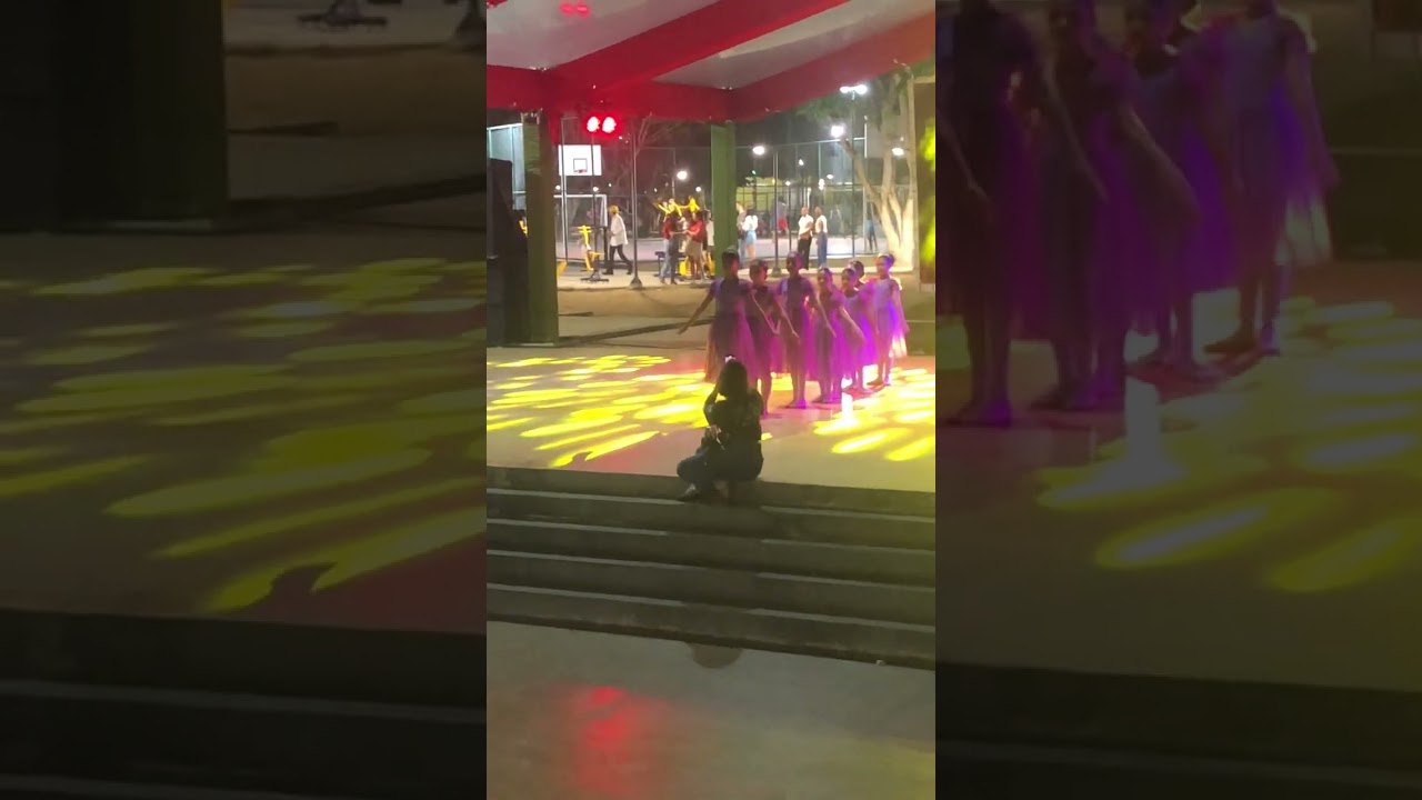 Alice no balé no Natal Iluminado