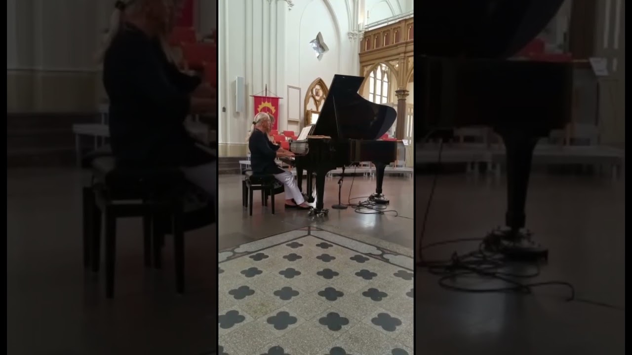 Grieg T&auml;nze Schl&uuml;ter Klavier Duo Sofia Kirche J&ouml;nk&ouml;ping Piano Duett Shorts Schweden Mama-Tochter-Duo