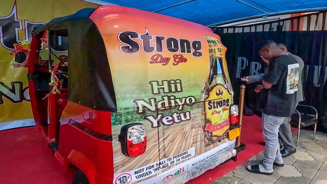KIJANA AMWAGA MACHOZI KAMA MTOTO  MBELE YA BILIONEA MULOKOZI.