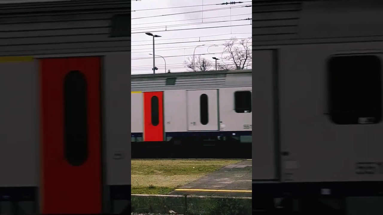 train sncb AM96 coupl&eacute; par 4 en passage en gare de Schaerbeek