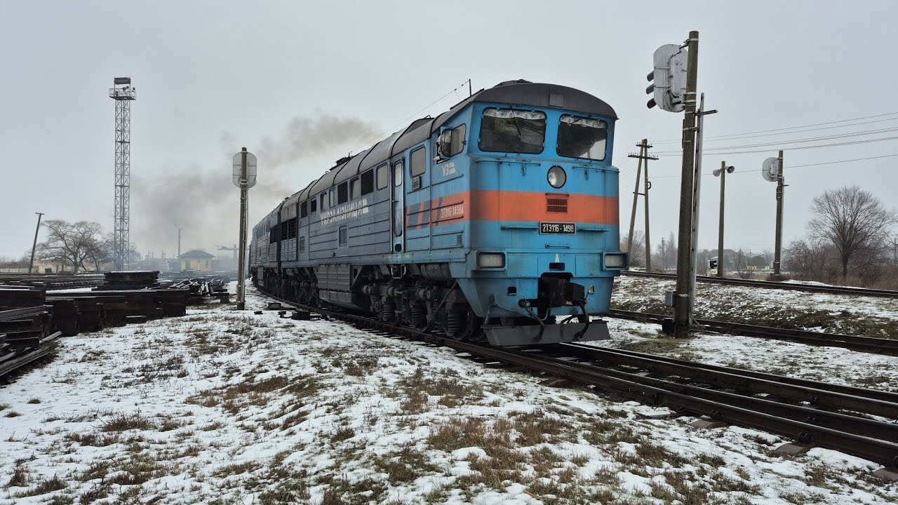 Тепловоз 2ТЭ116-1498 (УЗ) с грузовым поездом 