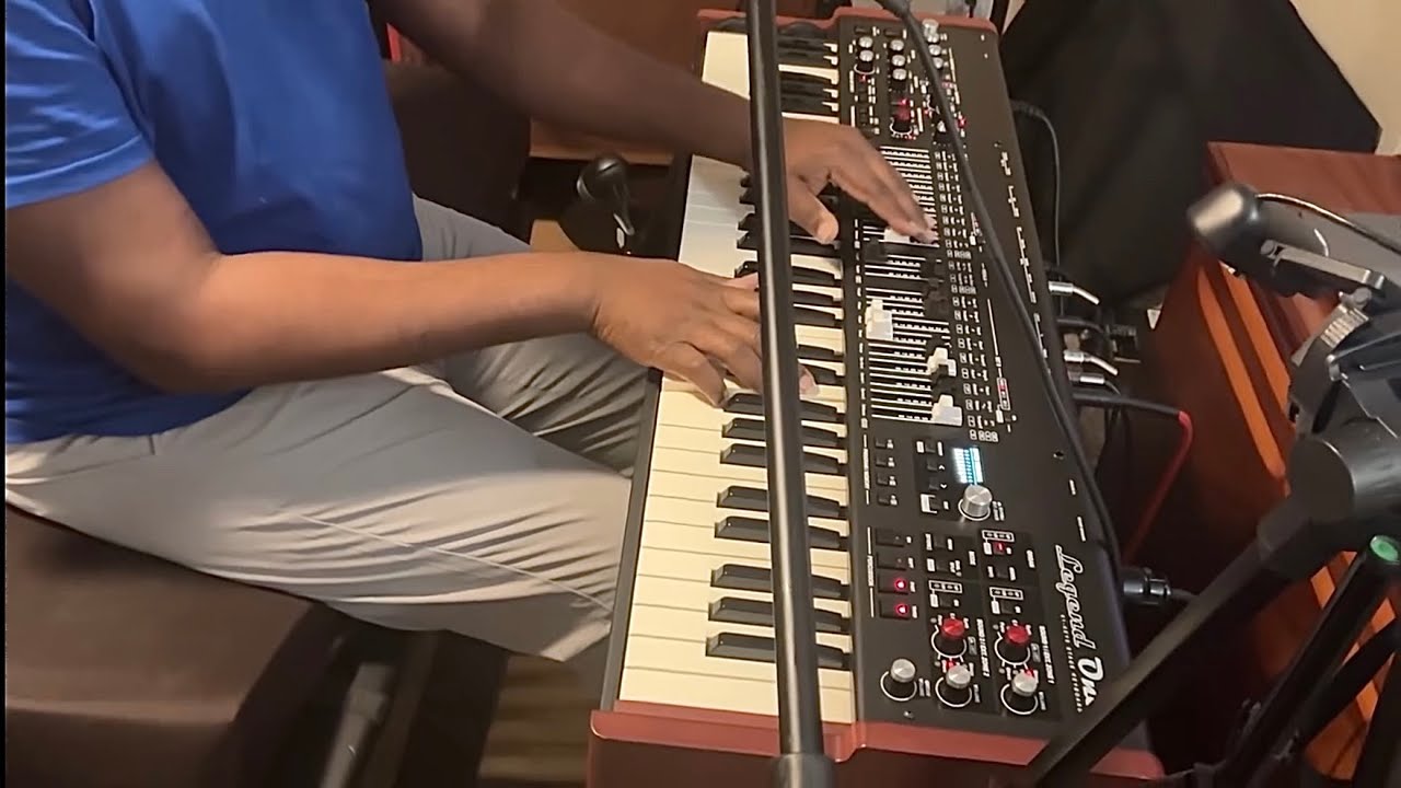 Viscount Legend one 61 organ playing with Leslie speaker.