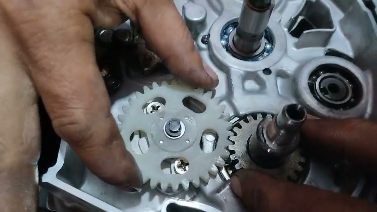 tirando os acessórios de engrenagem próximo a bomba de óleo da Yamaha factor