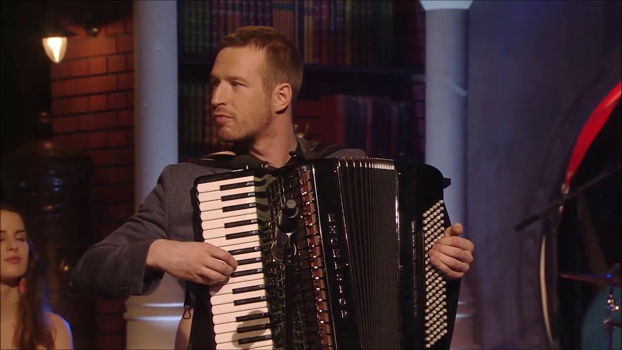 Roman Poláčik hrá na akordeóne - Neskoro Večer