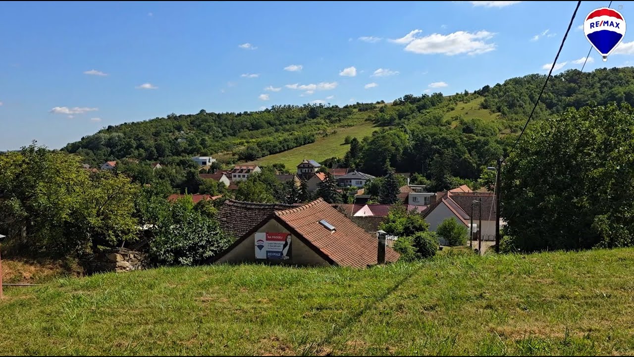 Prodej stavebn&iacute;ho pozemku se dvěma klenbov&yacute;mi sklepy