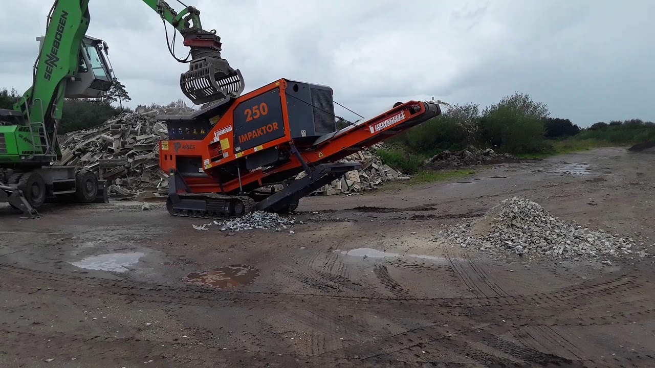 Zweiwellenbrecher Arjes Impaktor 250 beim Brechen von  Aco Drain, Polymerbeton mit Betonwalzen