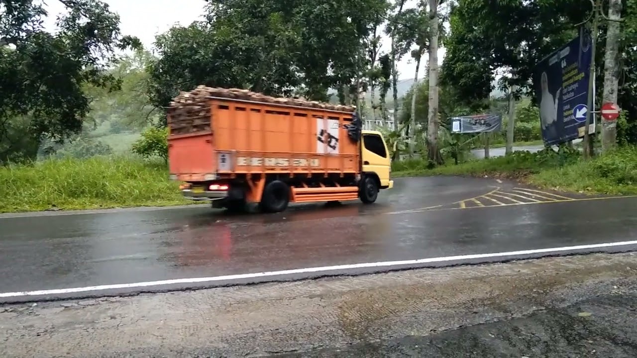 Kereta api disusul Bus dan Truck muatan bersaing gas pool ditikungan tajam lahor 