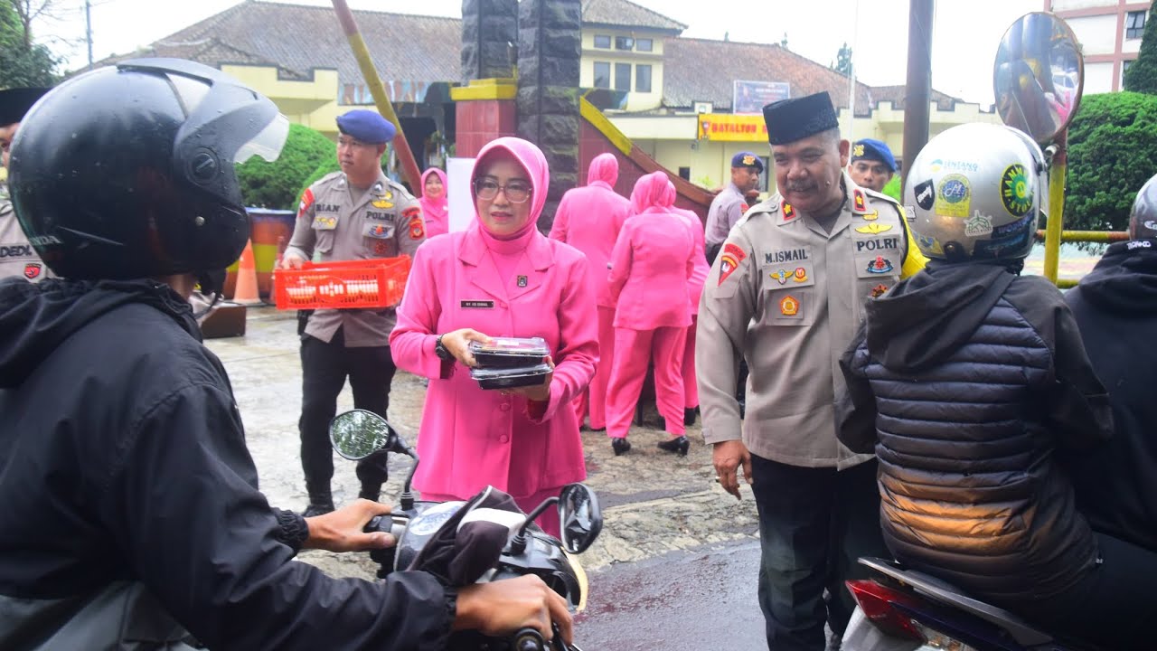 Brimob Polda Jabar & Bhayangkari Berbagi Takjil kepada Masyarakat Lembang di Bulan Ramadhan