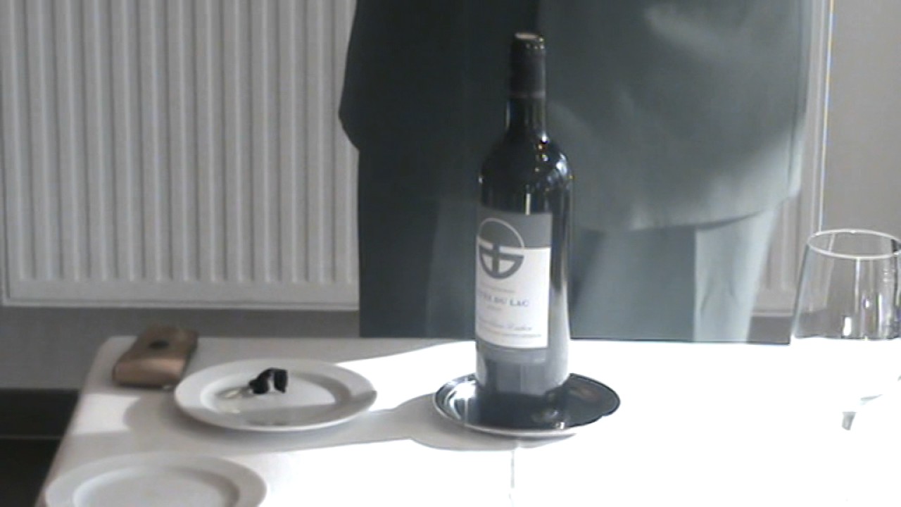 Ouverture et service d'une bouteille de vin rouge