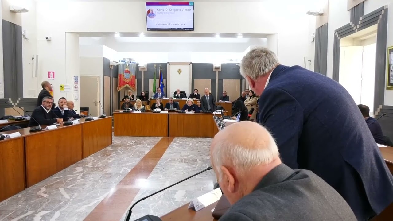 Taranto, Melucci al capolinea: depositate firme per sciogliere il Consiglio comunale
