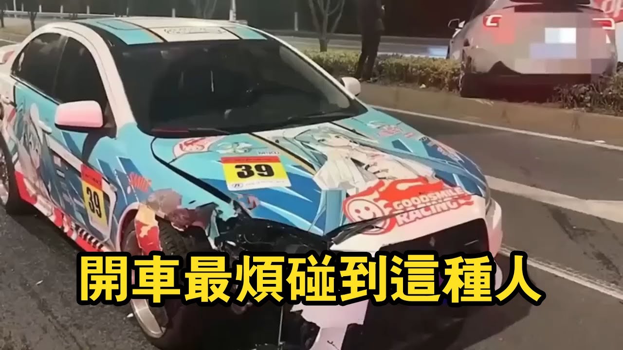 開車最煩這種人只要超車他就加速！油油門剎車分不清不行放棄開車吧，接下來這一幕本想吃瓜结果差点小命不保！
