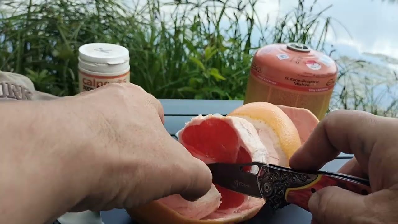 Relaks po pracy przy kawie nad jeziorem