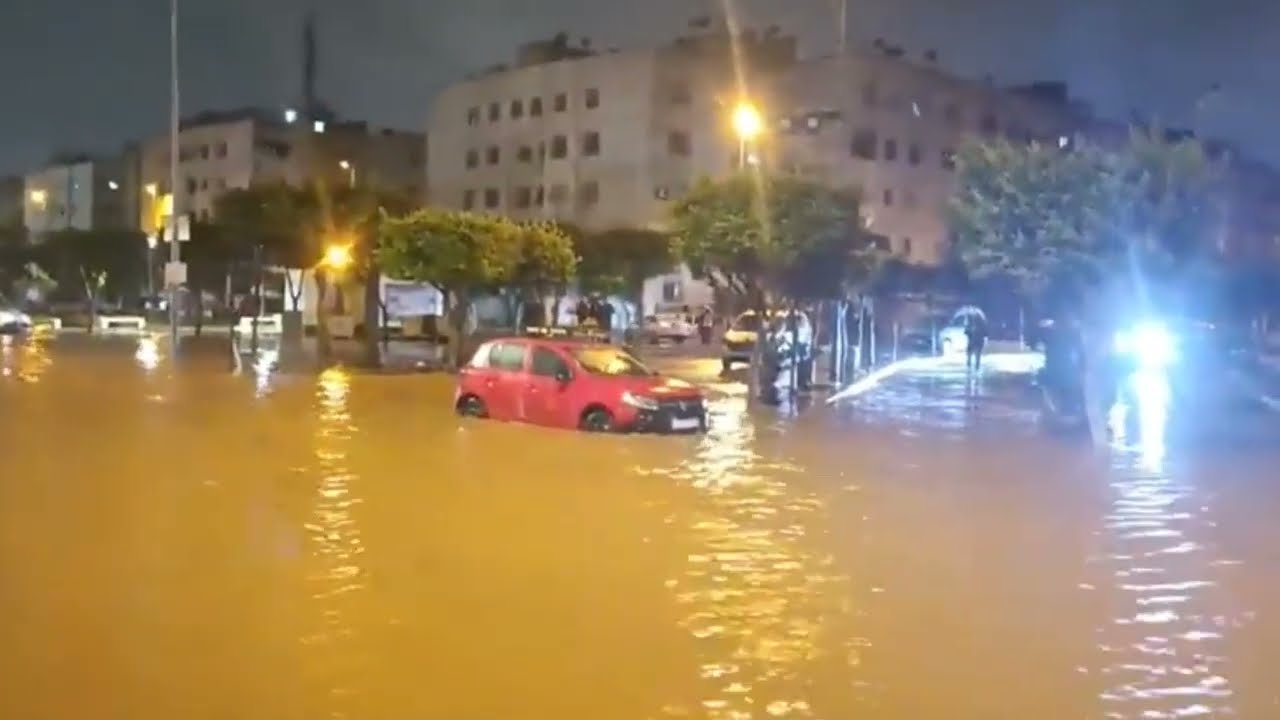 مباشرة من الدار البيضاء اناسي فيضانات تجتاح شارع رئيسي بالقرب من مسجد الكوشي