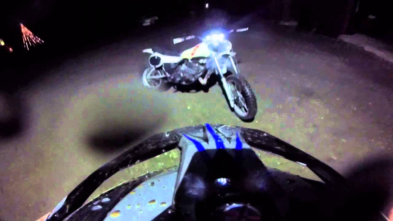 Motocross k&ouml;rning p&aring; kv&auml;llen arg gubbe