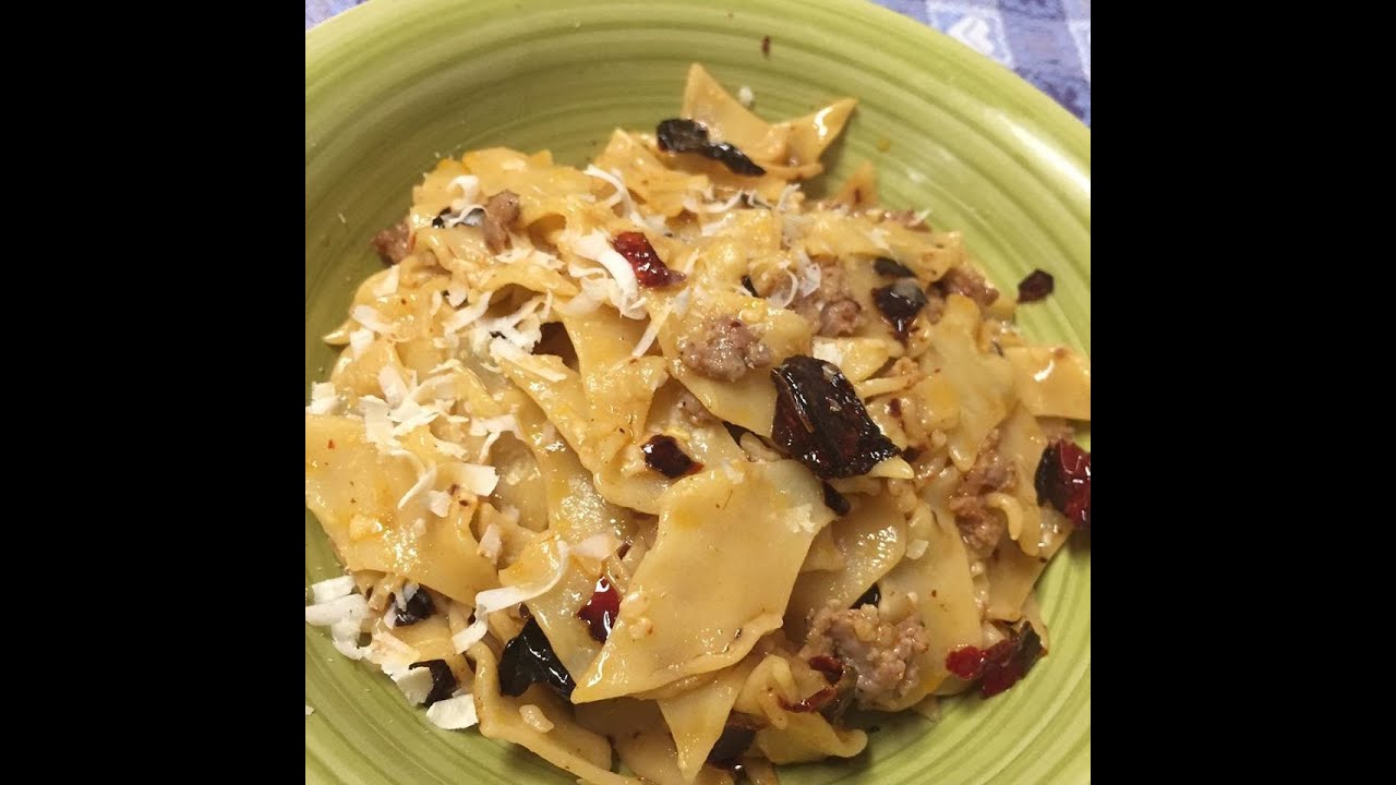 PASTA CON PEPERONI CRUSCHI e SALSICCIA