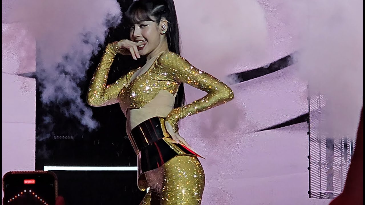 Blackpink Lisa & Stray Kids performance @ Gala des pièces jaunes - Paris Accor Arena | Fancam