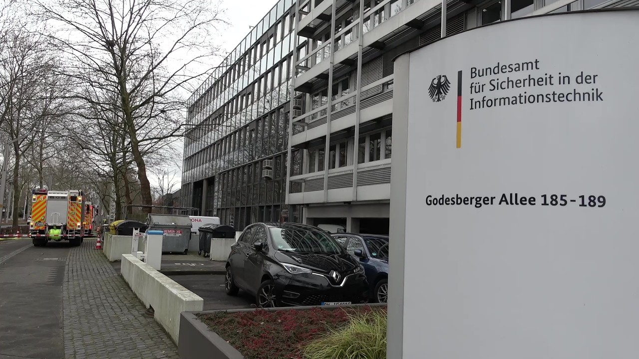 Feuerwehr pumpt Wasser ab im Bundesamt für Sicherheit in der Informationstechnik in Bonn am 19.02.26
