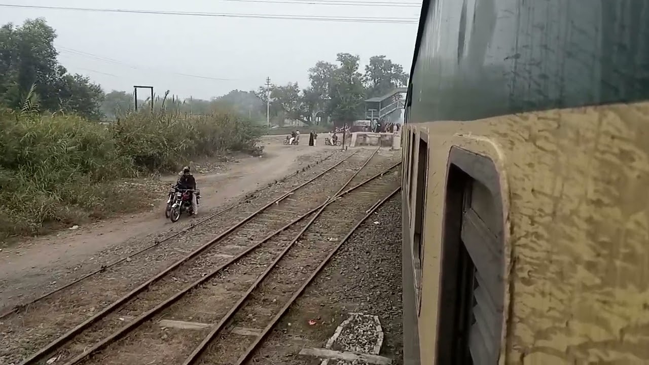 11 Up Hazara Express With PHA_20 8322 Arrival Jhang Saddar Railway Station... #hazaraexpress #pha20