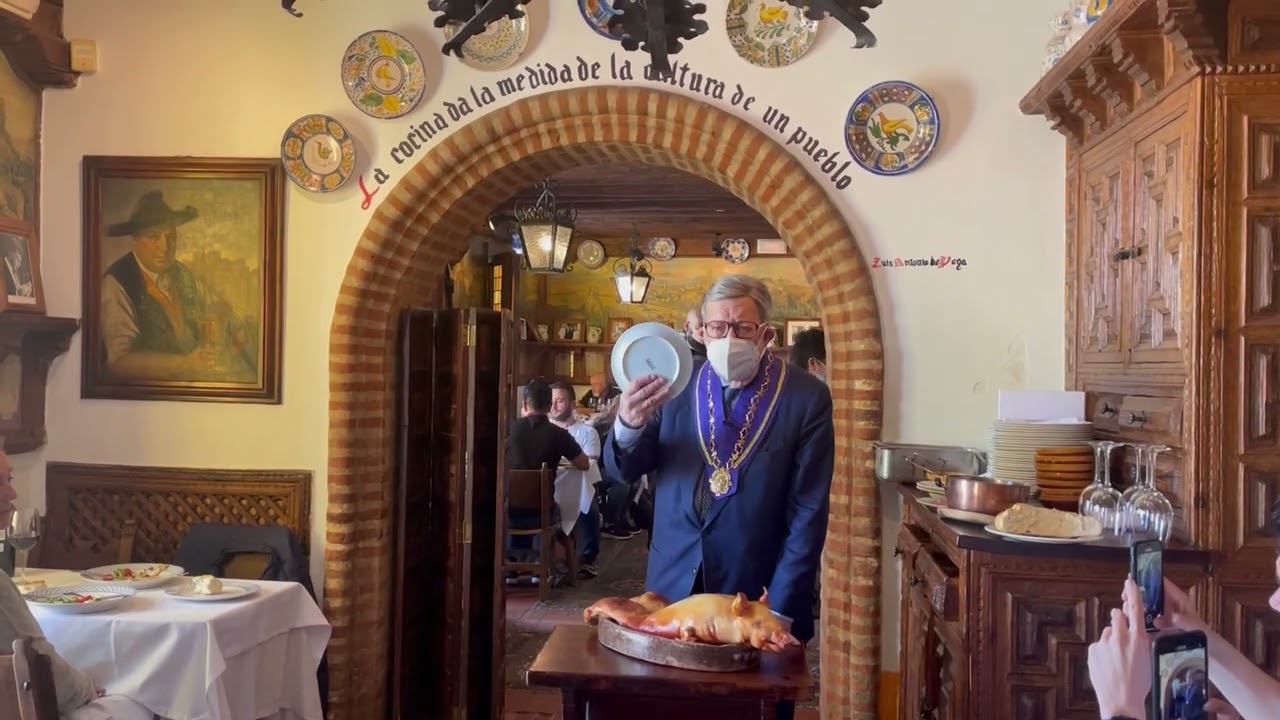 Ritual Restaurante Cándido cortar cochinillo con el plato hecho #cochinillo #segovia