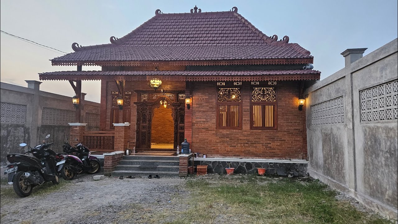 Rumah Jawa modern ini gede dan cakep banget