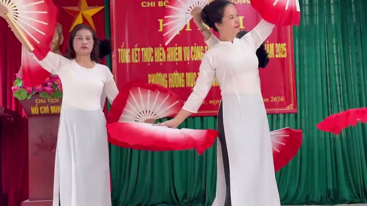 Chào mừng đại hội đảng .Đội múa đống 5 phường Đông Ngạc
