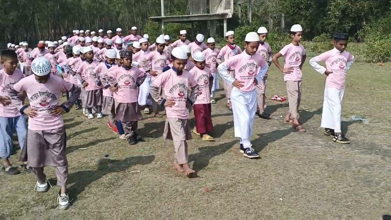 মাদ্রাসার ছাত্রদের পিটি 