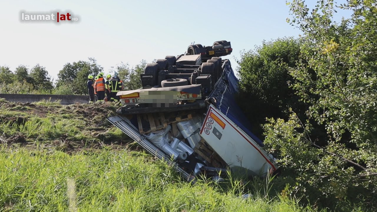 LKW-Sattelzug auf Innkreisautobahn bei Andrichsfurt umgestürzt