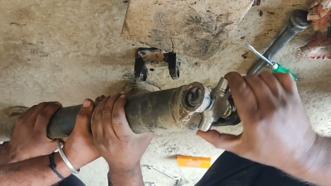 Mahindra bolero propeller shaft universal joint replacement || shaft ka cross kaise fit karen