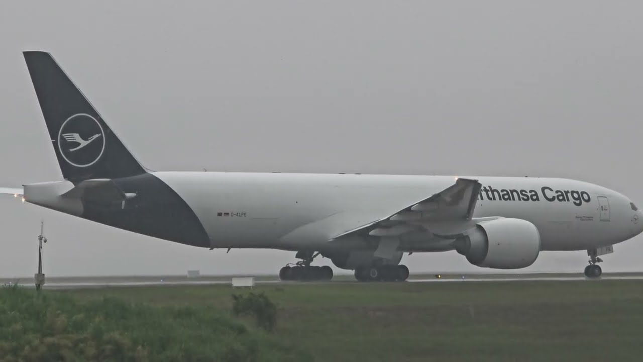 Boeing 777F at maximum power for takeoff! Watch and share. #aviation
