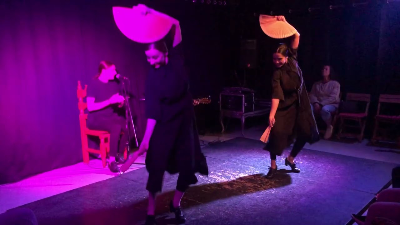 Cristina Hall y Alejandra Águila ejecutando la pieza de Cristina con dos abanicos ❤️🌟💕☀️