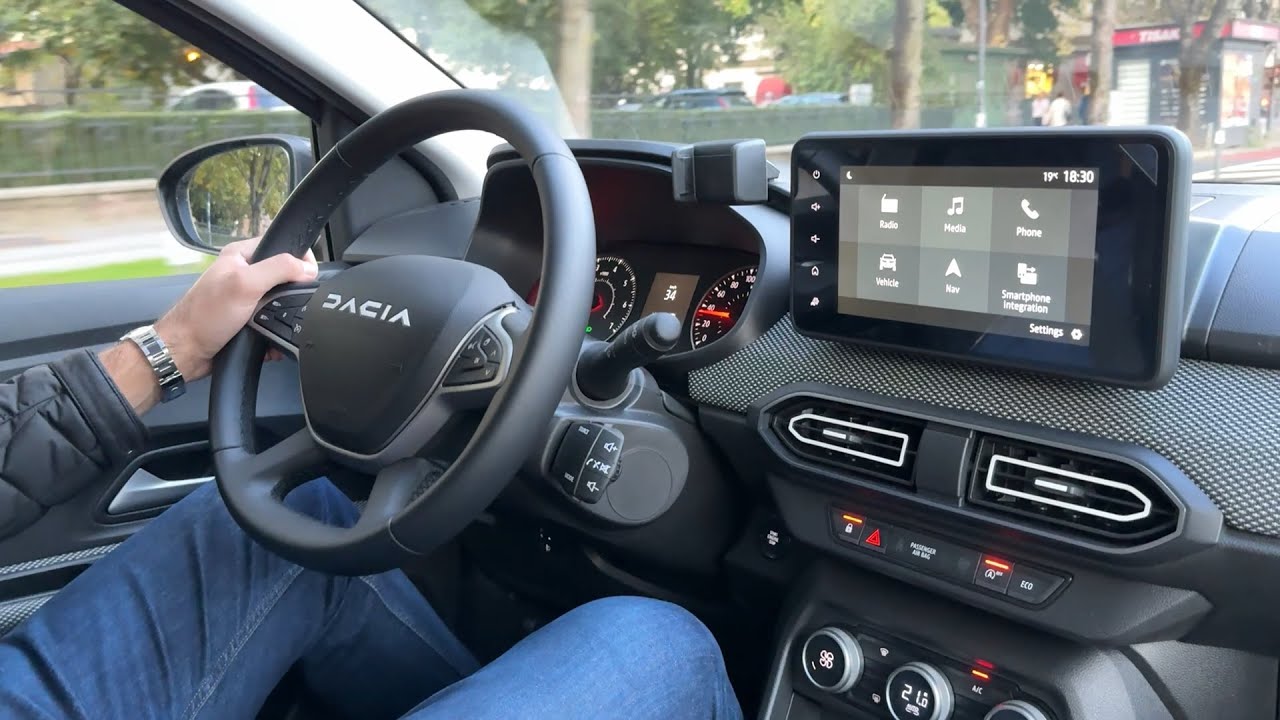 DACIA SANDERO 2024/2025 (UPGRADED MODEL) - DRIVING in the city (TCe 90)